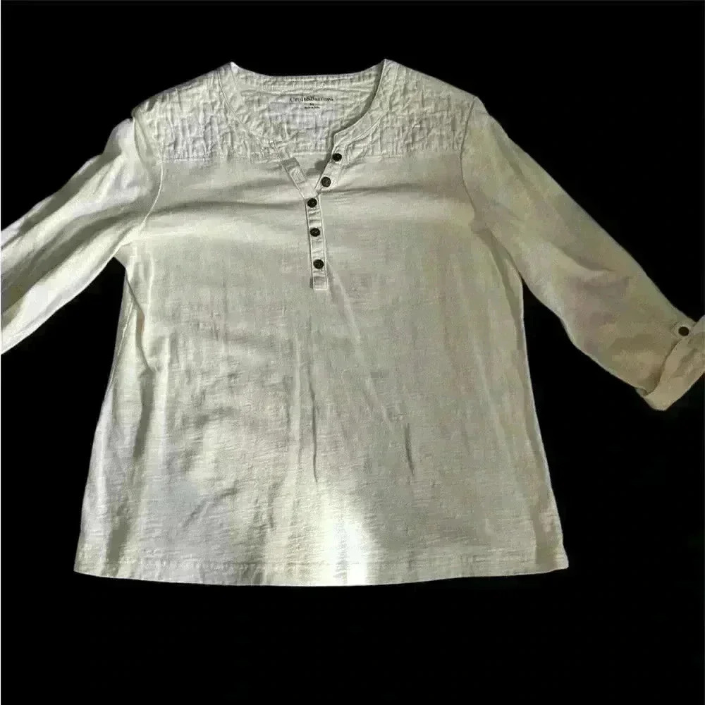 Croft & Barrow top quilted with three quarter sleeves that button